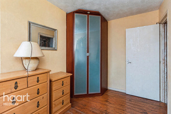 1 Bedroom Flat For Sale In Meadow Bank Road, Chatham, ME4