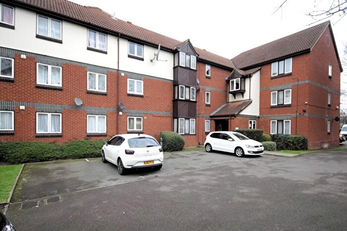2 Bedroom Flat To Rent In Swaythling Close, Edmonton, N18