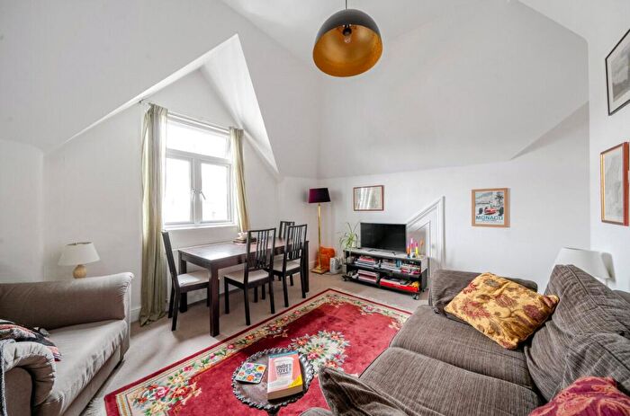 2 Bedroom Apartment To Rent In Weech Road, West Hampstead, NW6