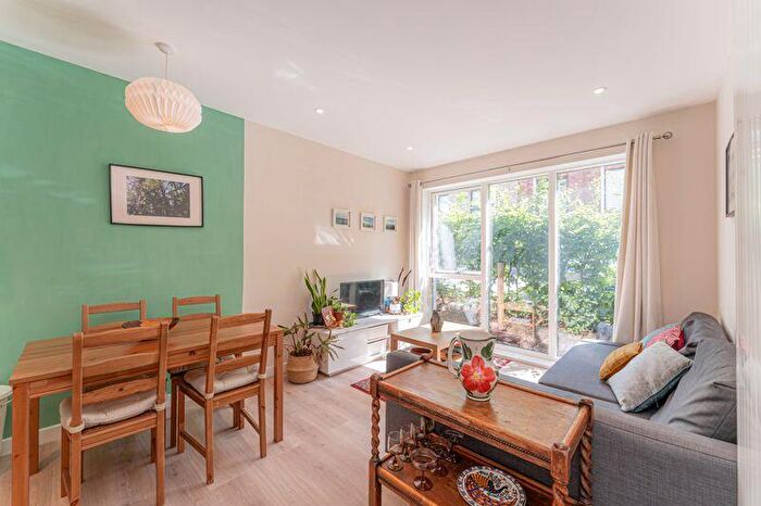 1 Bedroom Apartment For Sale In Apple Tree Road, London, N17