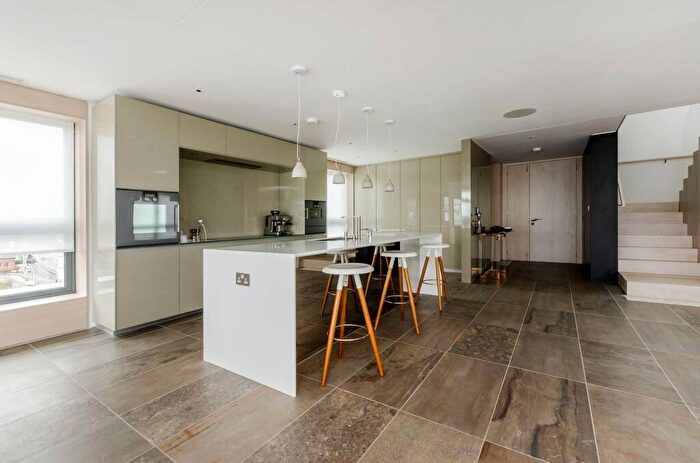 3 Bedroom Flat To Rent In Longitude House, , Canary Wharf, London, E14