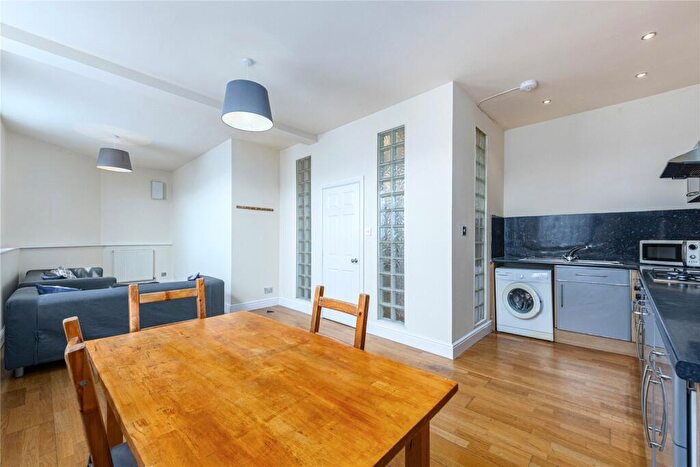 2 Bedroom Flat To Rent In Roman Road, Bow West, E3