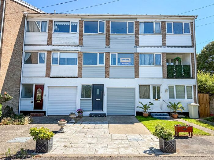 4 Bedroom Town House For Sale In Sundale Close, Holland-On-Sea, Essex, CO15