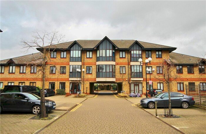 2 Bedroom Flat To Rent In Hanworth Lane, Chertsey, Surrey, KT16
