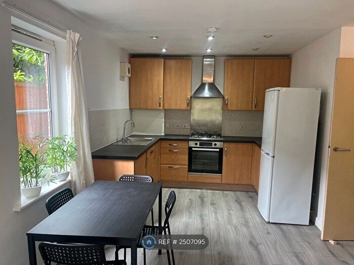 2 Bedroom Flat To Rent In Alexandra Park House, Manchester, M16