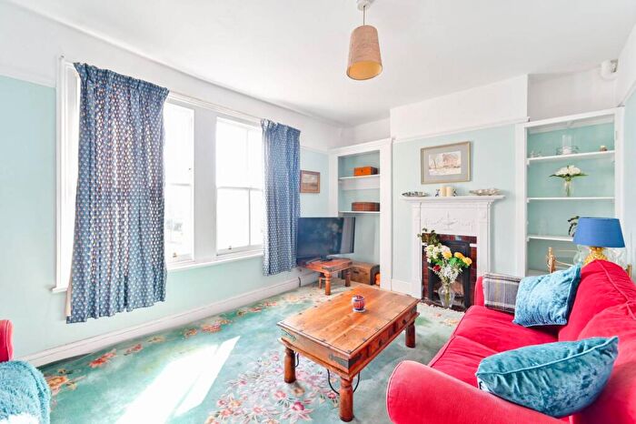 2 Bedroom Flat For Sale In Lavender Hill, Battersea, London, SW11