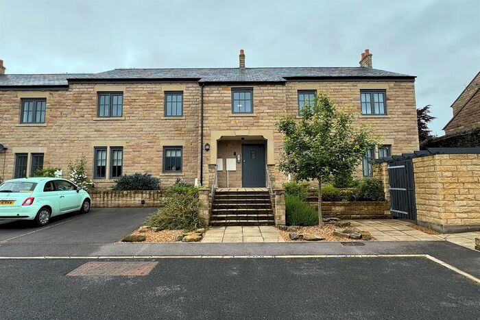 2 Bedroom Flat To Rent In Samuel Wood Close, Glossop, SK13