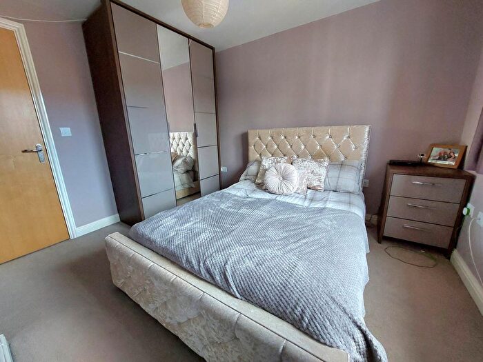 2 Bedroom Flat For Sale In Edge Street, Aylesbury, HP19
