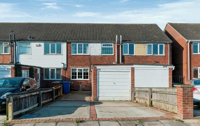 3 Bedroom Terraced House For Sale In St Nicholas Drive, Grimsby, DN37