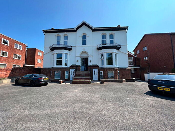 2 Bedroom Town House To Rent In Short Term Let - Park Crescent, Hesketh Park - Two Bedroom House - Holiday Let, PR9