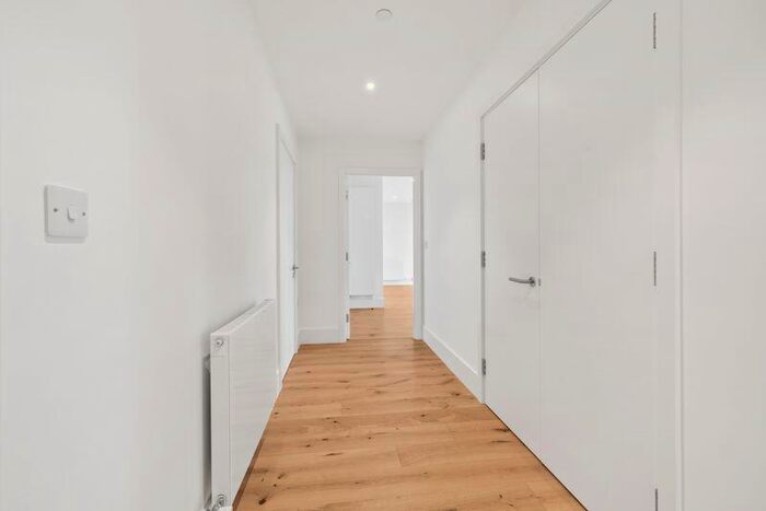 3 Bedroom Flat To Rent In Immediate Move In - Lion Green Road, Coulsdon, CR5
