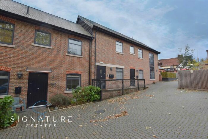 2 Bedroom Flat To Rent In Saracens Mews, High Street, Kings Langley, WD4