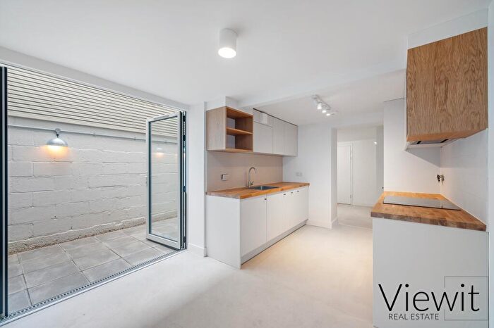 3 Bedroom Flat To Rent In Westgate Street, London, E8