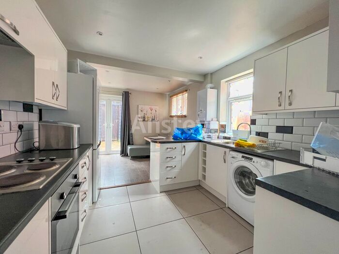 5 Bedroom Semi-Detached House To Rent In Coventry Road, Southampton, Hampshire, SO15