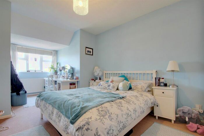 2 Bedroom Flat For Sale In Goring Road, Goring-By-Sea, Worthing, BN12