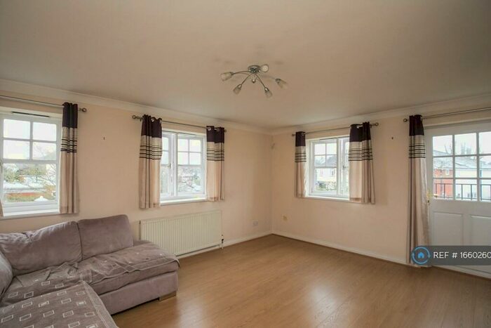 2 Bedroom Flat To Rent In Kings Gate, Woking, GU21