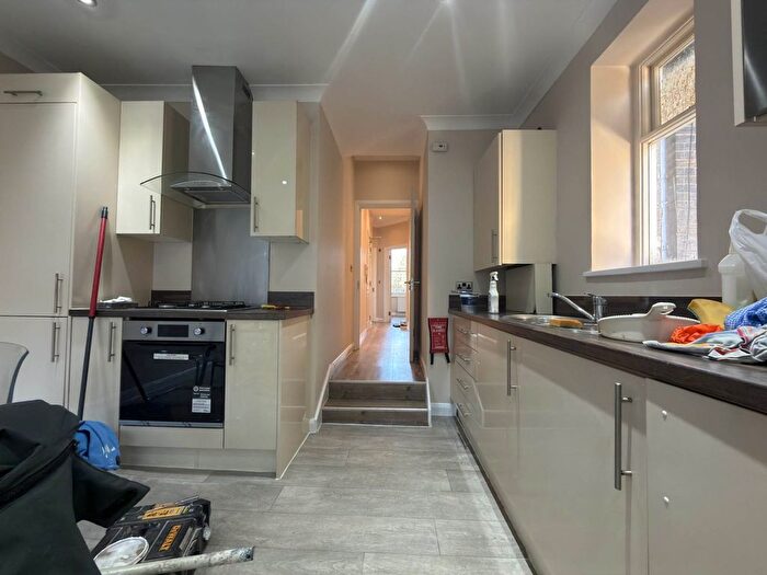 2 Bedroom Flat To Rent In Middle Lane, Hornsey, N8