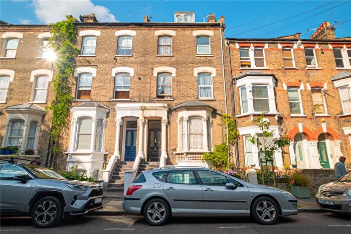 Apartment To Rent In Crayford Road, Islington, London, N7