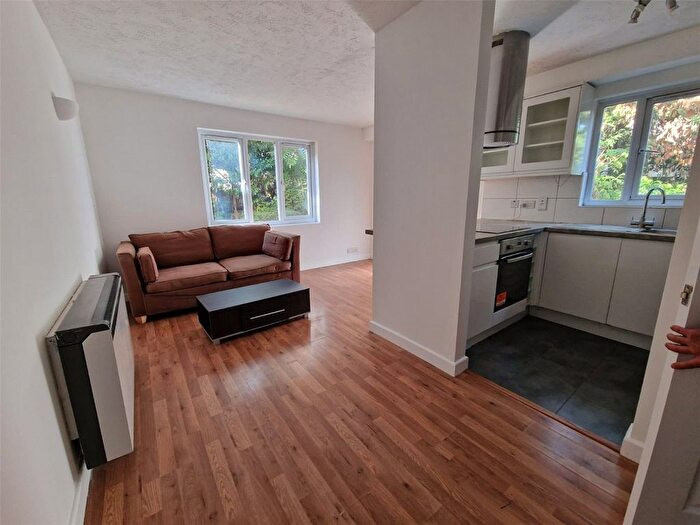 1 Bedroom Flat To Rent In Henley Drive, London, SE1