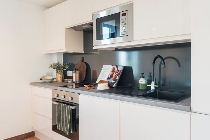 3 Bedroom Flat To Rent In Wade Lane Wade Lane, Leeds, LS2