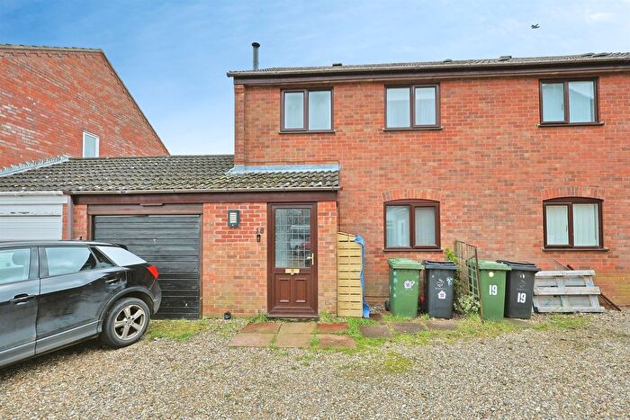 3 Bedroom Semi-Detached House For Sale In Oakwood Close, Dereham, NR19