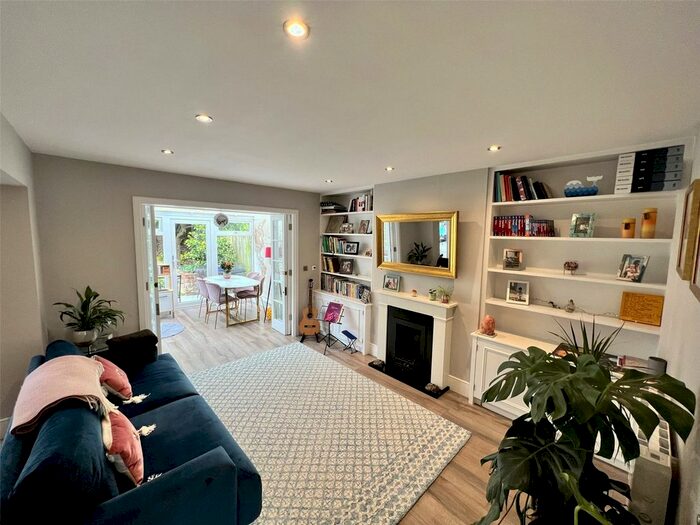 2 Bedroom Flat To Rent In Peterborough Road, Fulham, SW6