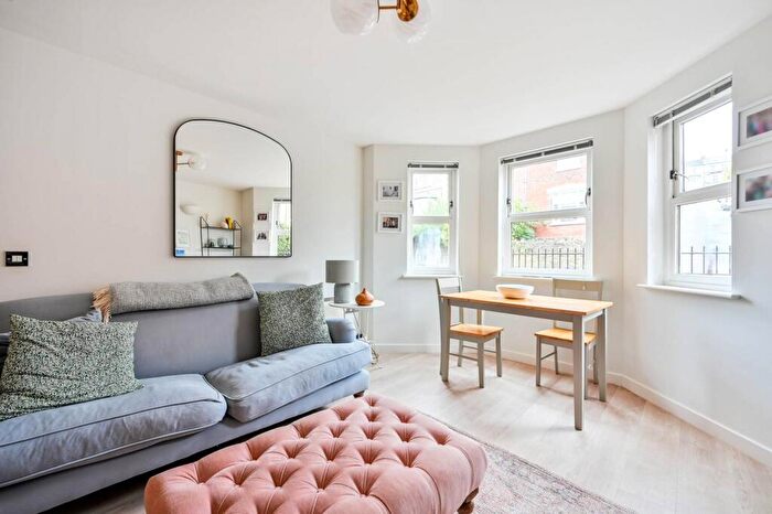 2 Bedroom Flat For Sale In Chantry Place, Guildford, GU1