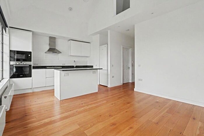 2 Bedroom Flat For Sale In High Street, Esher, KT10