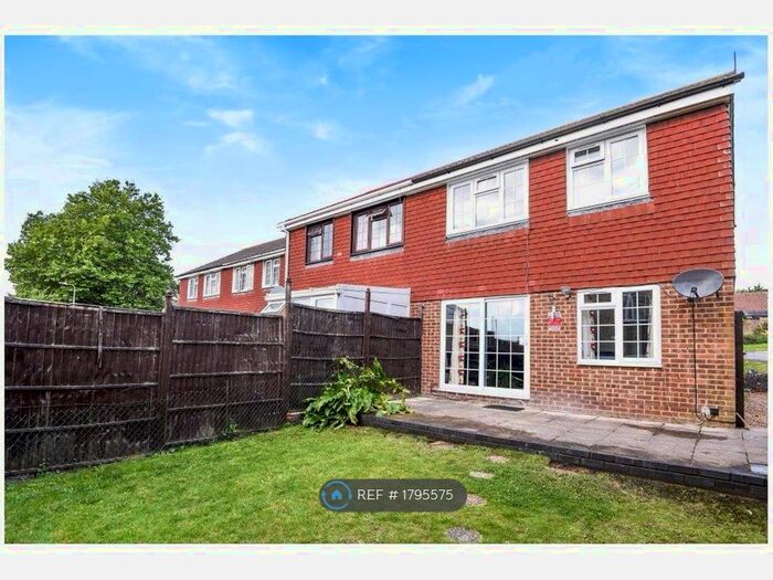 3 Bedroom Semi-Detached House To Rent In Yew Tree Rise, Reading, RG31