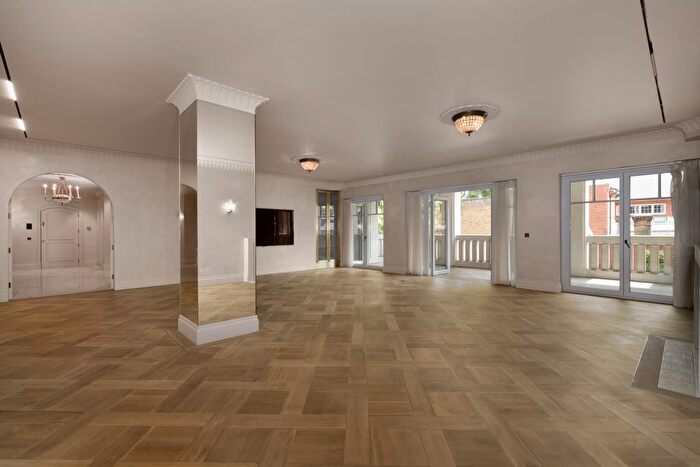 5 Bedroom Flat To Rent In Palace Green, Kensington, London, W8