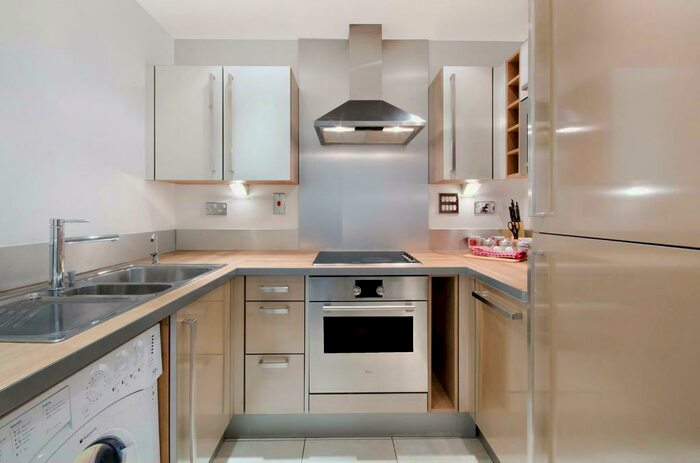 1 Bedroom Flat To Rent In Proton Tower, Blackwall Way, Poplar, East India Dock, Canary Wharf, London, E14