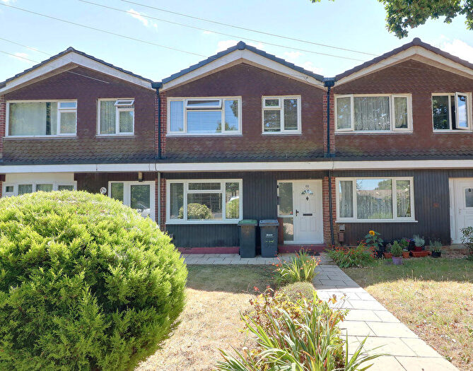 3 Bedroom Terraced House For Sale In Padnell Road, Cowplain, Waterlooville, PO8