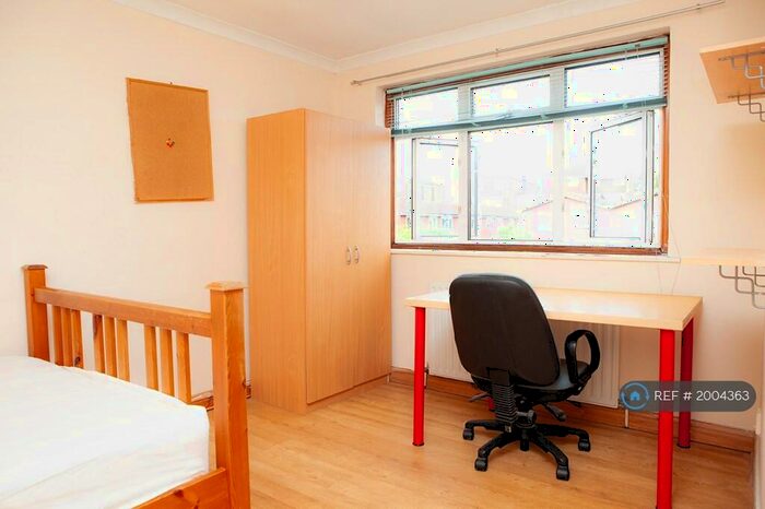 4 Bedroom Terraced House To Rent In Britannia Road, Kingston Upon Thames, KT5