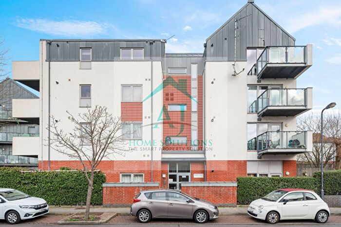 2 Bedroom Flat For Sale In Rayners Lane, Harrow, Greater London, HA2
