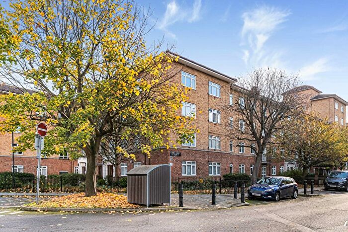 2 Bedroom Flat For Sale In Allen Edwards Drive, London, SW8