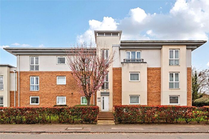 2 Bedroom Flat For Sale In Pool Close, West Molesey, KT8