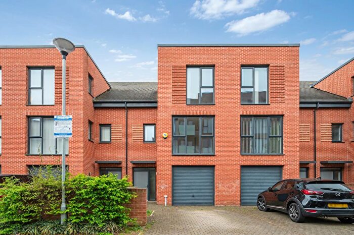 4 Bedroom Property For Sale In Reynard Way, Brentford, TW8
