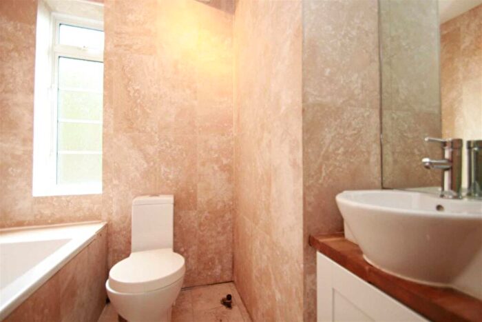 2 Bedroom Apartment To Rent In North Hill, Highgate, N6