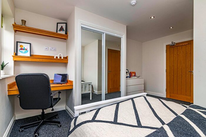 4 Bedroom Flat To Rent In Flat, Lord Tennyson House, Rasen Lane, LN1
