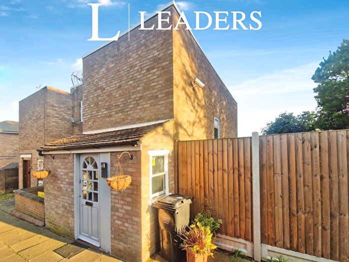 4 Bedroom Semi-Detached House To Rent In Oldwyk, Basilldon, SS16