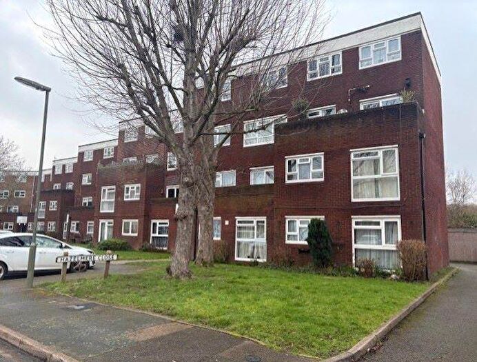 1 Bedroom Flat For Sale In Hazelmere Close, Leatherhead, Surrey, KT22