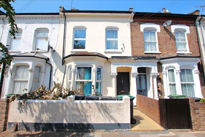 Studio To Rent In Newlyn Road, London, N17