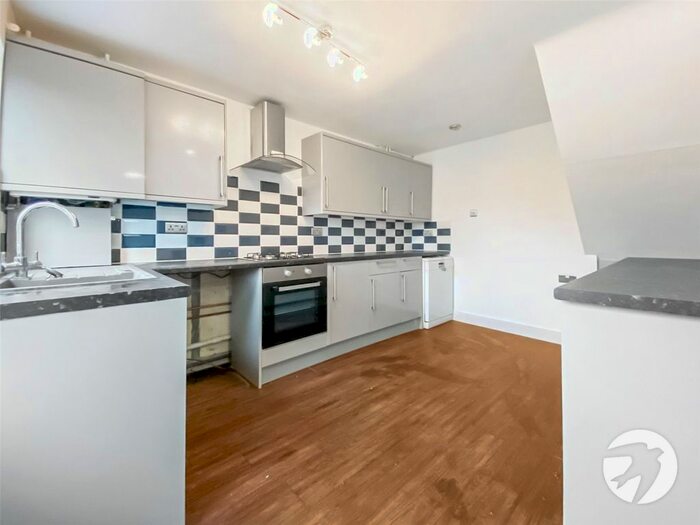 3 Bedroom Flat To Rent In Dale View, Erith, Kent DA8