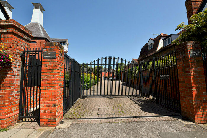 2 Bedroom Maisonette To Rent In Brakspear Mews, New Street, Henley-on-Thames, RG9