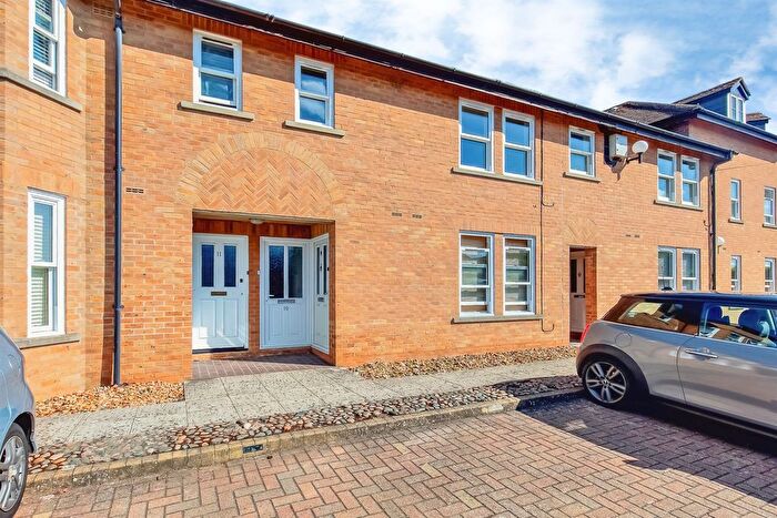 2 Bedroom Flat For Sale In The Croft, Stamford, PE9