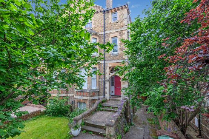 2 Bedroom Flat For Sale In Warnborough Road, Oxford, OX2