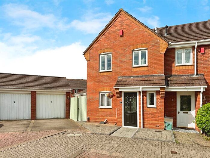 3 Bedroom End Of Terrace House For Sale In Parolles Close, Heathcote, Warwick, CV34