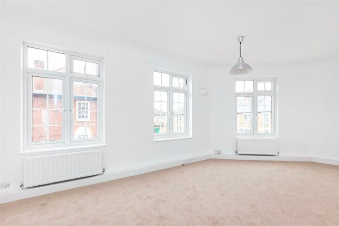 2 Bedroom Flat To Rent In Penrhyn Crescent, East Sheen, SW14
