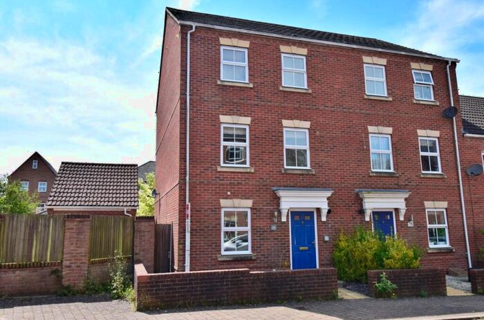 4 Bedroom End Of Terrace House To Rent In Whitgift Close, Beggarwood, Basingstoke, Hampshire, RG22