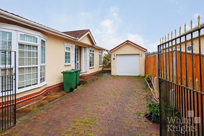 2 Bedroom Park Home For Sale In Fairfield Park, West End Road, Mortimer Common, Reading, Berkshire, RG7